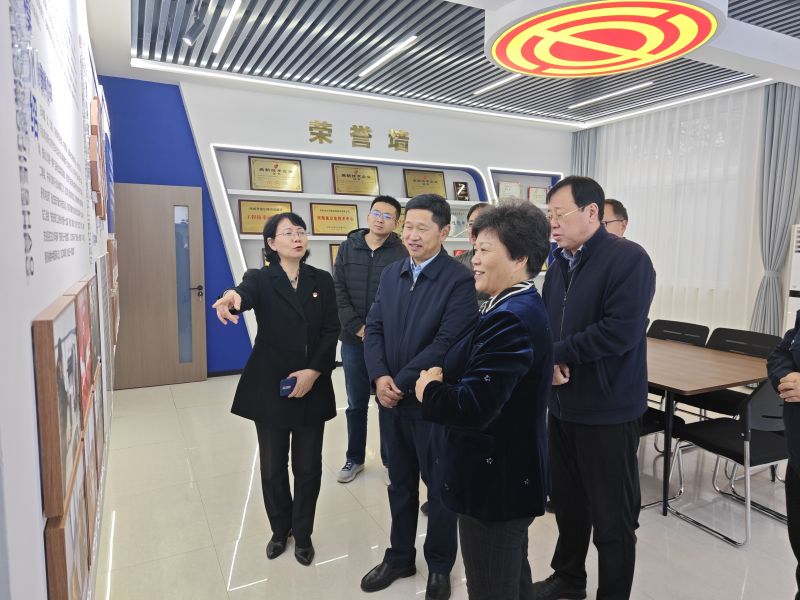 美女吃大急吧2025年05月10日上午 安阳市人大常委会副主任、市总工会党组书记、主席夏军一行莅临华阳电磁铁参观调研；对公司2023年全国五一劳动奖章获得者汪利娜慰问，并听取劳模工作室相关情况汇报